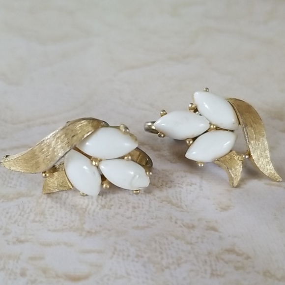Vintage TRIFARI Milk Glass Clip On Earrings - Picture 3 of 8